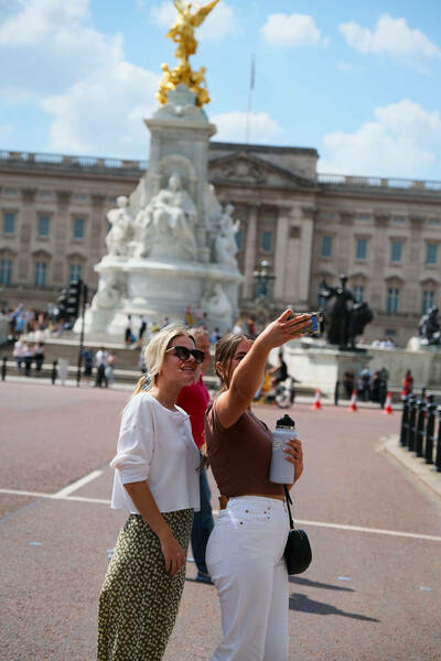 Selfie outside Buckingham Palace